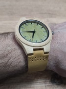 Nowy ładny męski zegarek drewniany z zieloną tarczą na wygodnym pasku