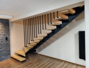 Schody wewnętrzne na konstrukcji metalowej