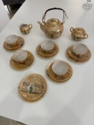 Chiński serwis herbaciany z pieczątkami, widoczna głowa na dnie filiżanki