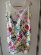 Sukienka koktajlowa koronkowa.