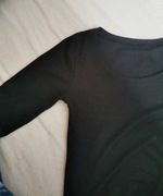 Przylegająca czarna sukienka z długim rękawem