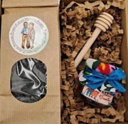 Zestaw prezentowy na Dzień Babci i Dziadka – herbata, miód, nabierak