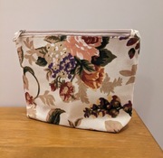 Zgrabna i pojemna kosmetyczka w róże gruba bawełna 23x19cm