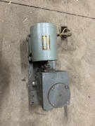 Przekładnia z silnikiem typu DT-75/8