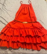 Czerwona sukienka ze złotym paskiem