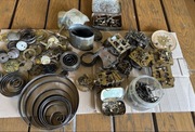 Zestaw starych mechanizmów i części zegarowych – sprężyny, werki