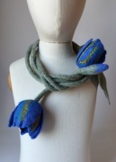 Długi ręcznie filcowany naszyjnik z tulipanami. Rękodzieło, Boho, Prezent.