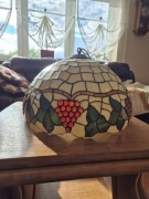 duży klosz witrażowy Tiffany style – motyw winogron.