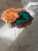 Stolik kawowy z plastra orzechu 65x54x6,5 zalany żywicą turkusowego koloru