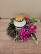 Wiązanka kwiatowa na grób ze zniczem