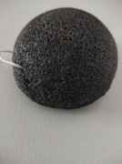 KONJAC gąbka z aktywnym węglem do mycia twarzy