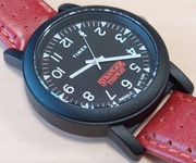 Timex Camper Stranger Things z ultra ciekawą tarczą i  Indiglo