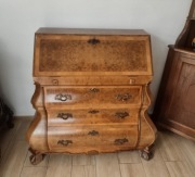 Antyczny sekretarzyk na lwich łapach 