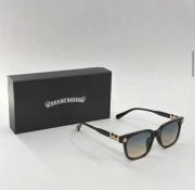 Okulary przeciwsłoneczne damskie czarne oprawki złote elementy CHH