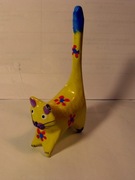 Figurka kot kotek żółty w kwiaty drewno wys. 11 cm