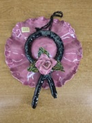 Dekoracja ścienna ceramiczna – rękodzieło, Niemcy, motyw róży na kapeluszu