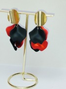 Kolczyki, płatki kwiatów czarne, czerwone.