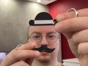 Zestaw breloczków kapelusz i wąs.