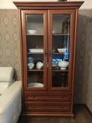 Witryna drewniana szklane drzwi szuflady 