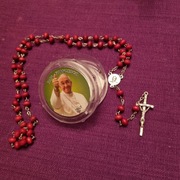Różaniec różany pachnący w pudełeczku z wizerunkiem Papieża Franciszka.Wat