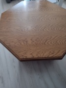 Stolik ośmiokątny w pięknej naturalnej okleinie 