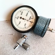 Manometr do ciśnieniomierza zegarowego Ciśnieniomierz + zawór 