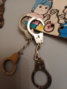 Breloczek metalowy kajdanki pamiątka z przeszłosci