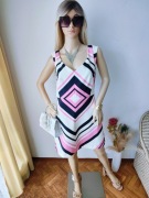 Sukienka geometryczna pink czarno biała V-neck trapezowa 38 M elegancka 