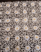 Biały obrus z żółtym haftem margerytek 80x80