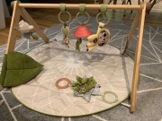 Mata edykacyjna i gimnastyczna z drewnianym stojakiem dla dziecka