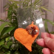 2 lupy wielkości karty kredytowej i brelok serce pomarańczowe