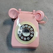 Retro telefon stacjonarny – różowy, styl vintage