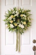 Wianek na drzwi drobne kwiatki,eukaliptus, paproć, dekoracja weselna ślub 