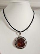 Srebrny wisior z dużym bursztynem pr 925