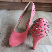 Koralowe szpilki ćwieki na tyle