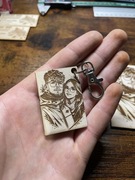 Brelok ze zdjęcia | Personalizowany grawer na drewnie | Prezent dla pary