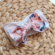 Opaska z kokardka kokarda rozowa w kwiaty kwiatki 74 80