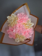 Bukiet kwiatów ze wstążki satynowej 