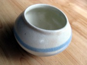 Mini wazonik ecru pasy fajans wys. 5 cm