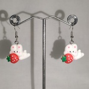 K131 Kolczyki wiszące Zajączki Króliki z truskawką Handmade