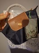 Minimalistyczna torebeczka Longchamp – granatowo-brązowa perełka