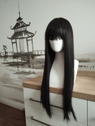 Peruka długa czarna z wadą przy przedziałku