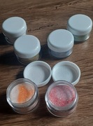 Akryl do paznokci z kolorowymi drobinkami.