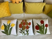 Trzy Poszewki haftowane na poduszki 45x45 cm kolorowe tulipany