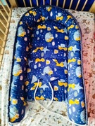 Kokon niemowlęcy gniazdko liski na niebieskim