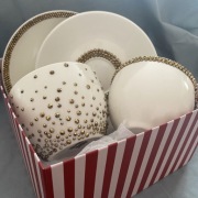 Elegancki Zestaw Filiżanek Kawowych Glamour – ze Złotymi Kryształkami