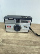 Aparat analogowy Kodak Instamatic 50 – klasyk vintage z pokrowcem