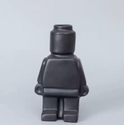 Ceramiczny Wazon w Stylu Skandynawskim Ludzik Lego