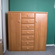 Wysoka komoda, kredens, szuflady i szafka z półkami