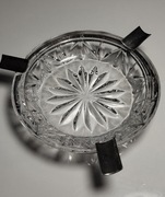 Kryształowa popielniczka z metalowymi podpórkami